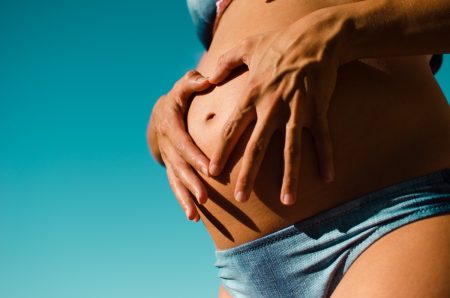 pancia di una donna in gravidanza: la maggior parte dei casi di sindrome del gemello scomparso è ignota al sopravvissuto