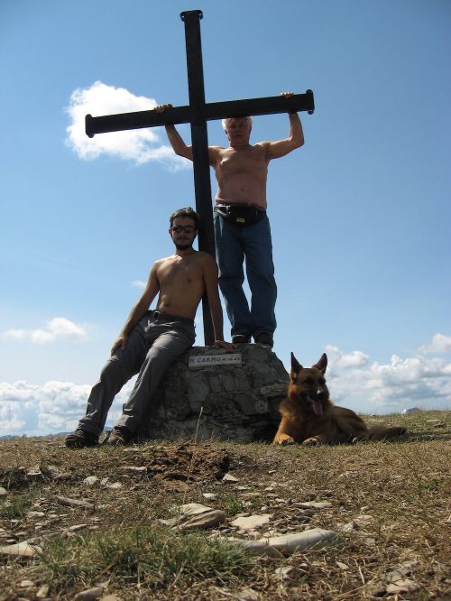 io e mio padre in cima a una montagna: i miei infortuni alle ginocchia derivano dal non sentirmi al passo con lui