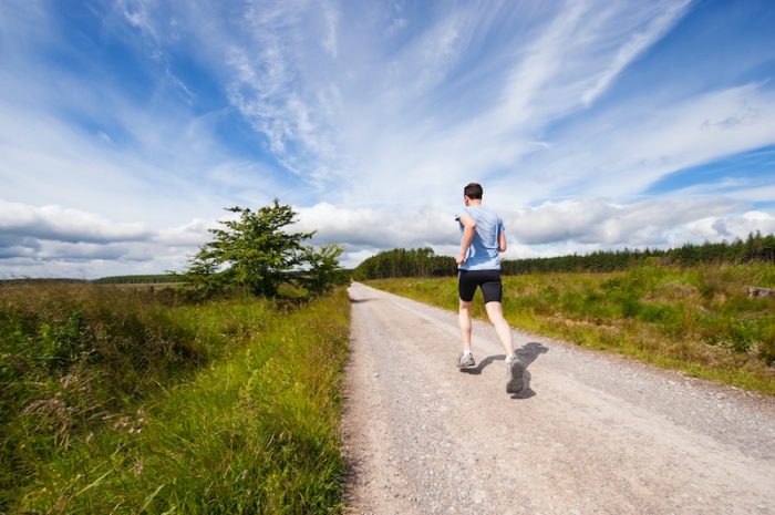 uomo corre e si allena con gradualità come per allenare gli stati di presenza