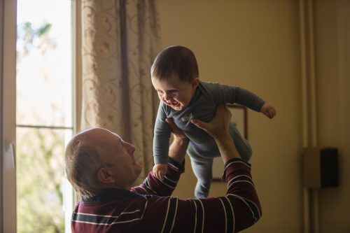 nonno solleva il nipotino: i nonni nelle costellazioni familiari spesso rappresentano l'unico sostegno per i propri nipoti