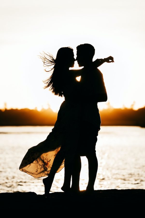 jonathan-borba-VX2nrLhq4h4-unsplash coppia danza al tramonto su una spiaggia.
