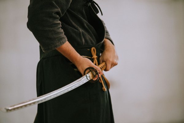 un uomo con una katana giapponese e abito da samurai. Nelle arti marziali si sfrutta l'impermanenza e il cambiamento a proprio favore