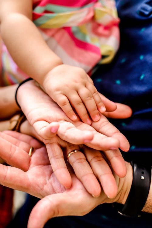 mani di bambina su mani di adulti aperte