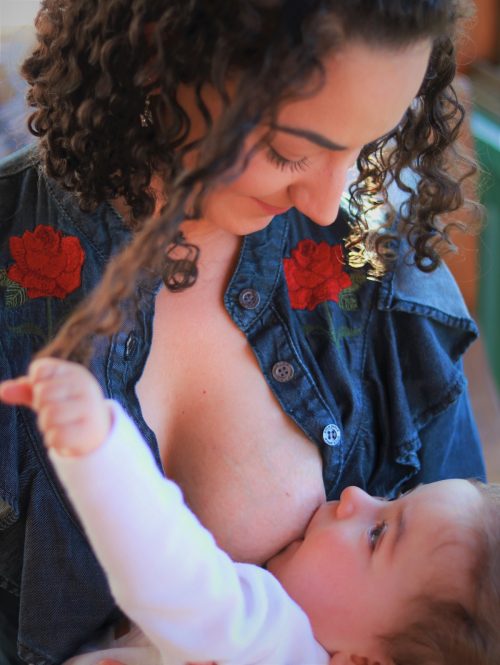 mamma allatta al seno suo figlio: questa è l'ultima fase critica per la genesi di una ferita primaria a cui può seguire il sovrappeso