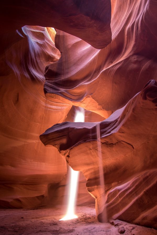 raggio di luce filtra in fondo a un canyon