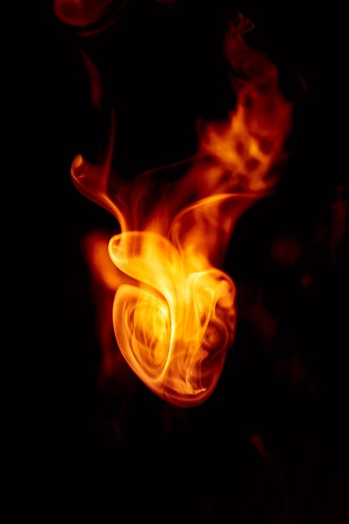 fiamma nel buio prende la forma di un cuore: per cambiare lavoro e vita serve la passione che è come un fuoco nel cuore