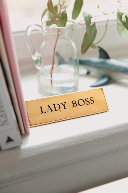 targhetta "lady boss": nelle costellazioni aziendali si nota spesso che le donne portano il rapporto con la madre in ambito lavorativo