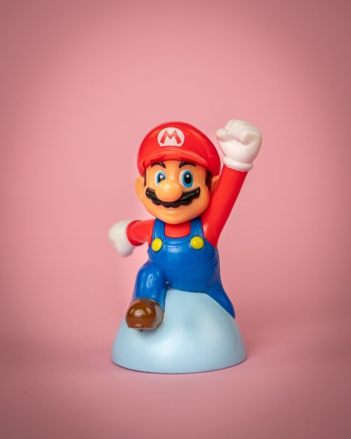 statuetta di Mario Bros il protagonista di un famoso videogioco