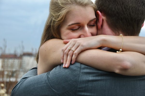 giovane coppia si abbraccia:superate le ferite da allattamento grazie alle costellazioni familiari