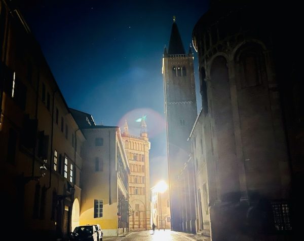 veduta notturna del duomo e battistero di Parma