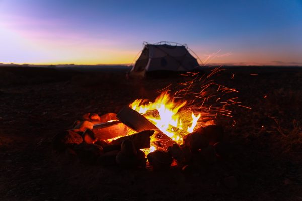 Una tenda con davanti un fuoco: il finale dell'atto psicomagico che insieme alle costellazioni familiari può essere di aiuto per le conseguenze di una nascita prematura