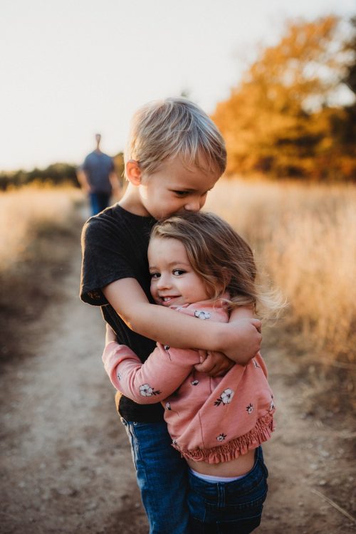 due bambini si abbracciano: cosa è accaduto nel 2020 ha provocato l'isolamento fisico dei bambini