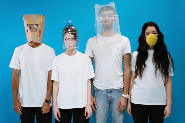 quattro persone con in testa oggetti strani: una vita autoironica è più felice