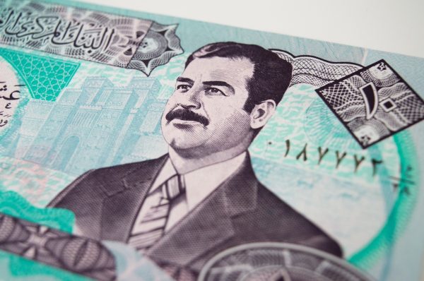 valuta irachena con l'immagine di Saddam Hussein: anche le dittature pur non avendo elezioni politiche rappresentano a livello simbolico il loro popolo