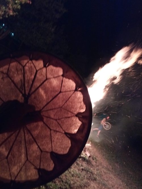 un tamburo sciamanico davanti a un fuoco: lo sciamanesimo aiuta ad affrontare le difficoltà della vita