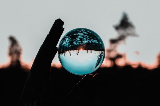 sfera di vetro riflette l'orizzonte al tramonto