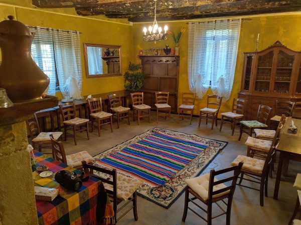 viggiù scuro salone arredato con molte sedie in cerchio e al centro un tappeto per le costellazioni familiari