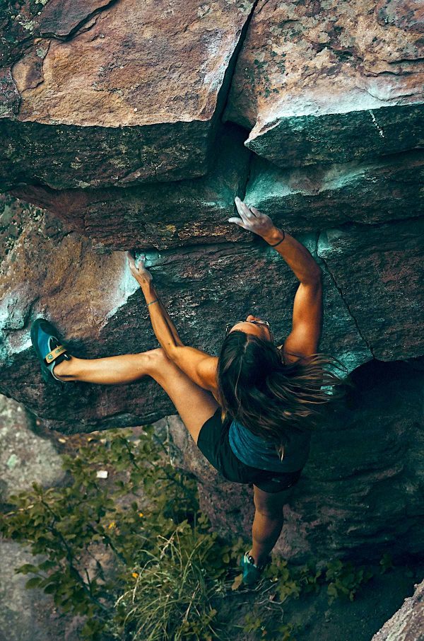 ragazza arrampica in strapiombo: in arrampicata preferisci sapere o essere?